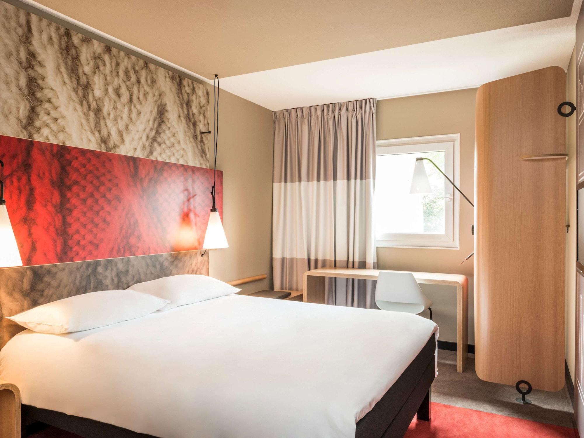 Hotel ibis Carcassonne Est la Cité Esterno foto