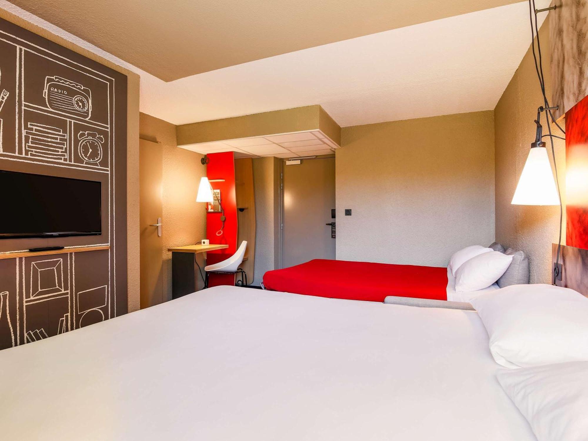 Hotel ibis Carcassonne Est la Cité Esterno foto